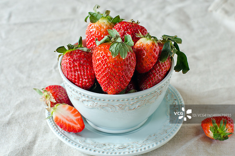 碗里的新鲜草莓，罗马尼亚图片素材