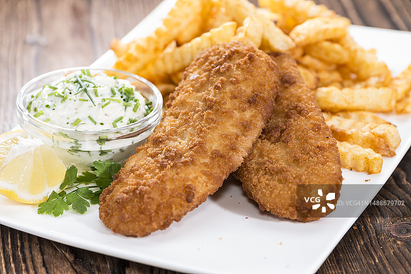 炸三文鱼柳配炸薯条和雷莫拉酱（罗马尼亚）图片素材