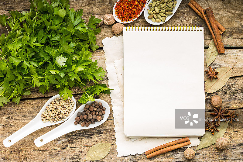带有香料和草药的菜单背景食谱记事本，罗马尼亚图片素材