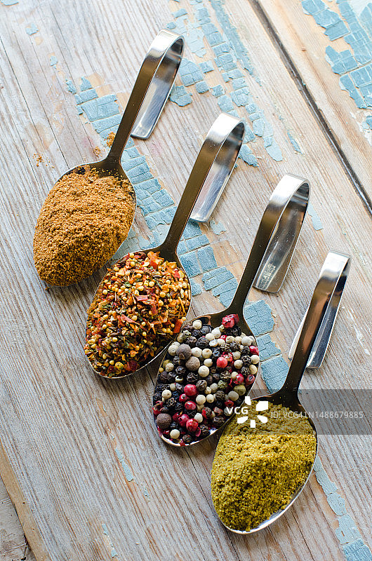 俯视角度拍摄的罗马木桌美食图片素材