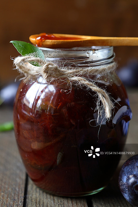 透明罐装李子酱木勺特写，罗马尼亚图片素材