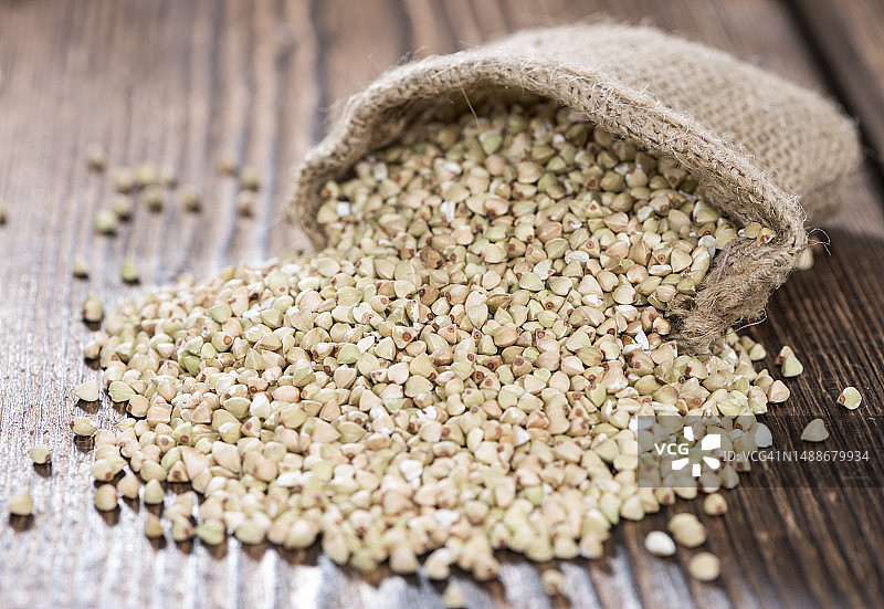 罗马尼亚老式深色木桌上的荞麦图片素材