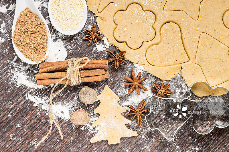 罗马尼亚桌子上食物和香料的高角度景观图片素材