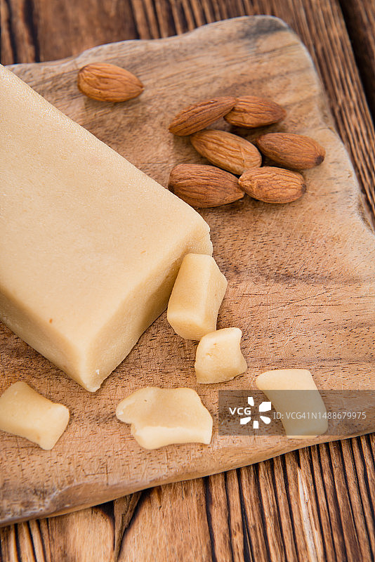 老式木质背景上的生杏仁蛋白软糖特写，罗马尼亚图片素材