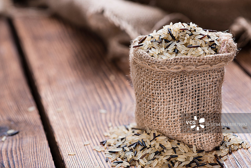 乡村木质背景下的混合米饭图片素材