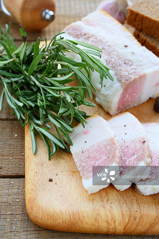 砧板上的肉特写，罗马尼亚图片素材