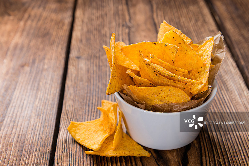 乡村木质背景上的香辣玉米片图片素材