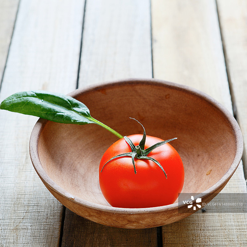 碗里的番茄和菠菜叶，食物特写，罗马尼亚图片素材