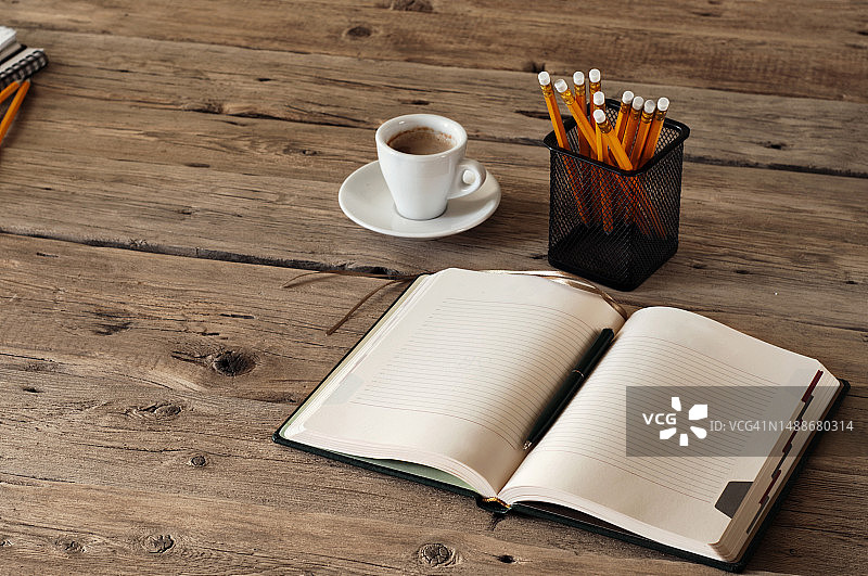 木桌上带咖啡和铅笔的空白笔记本图片素材