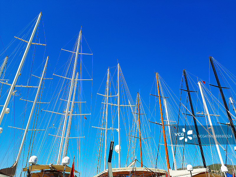 土耳其博德鲁姆港的船和游艇桅杆图片素材