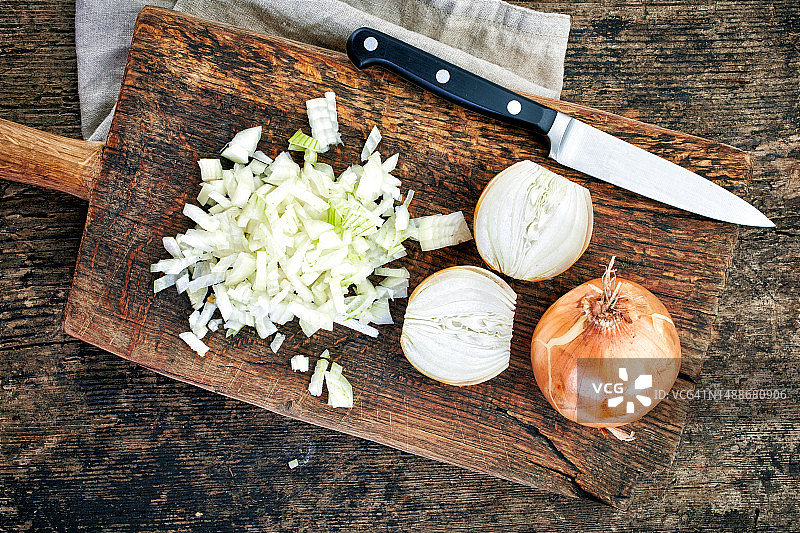木制砧板上的切碎洋葱（顶视图）图片素材