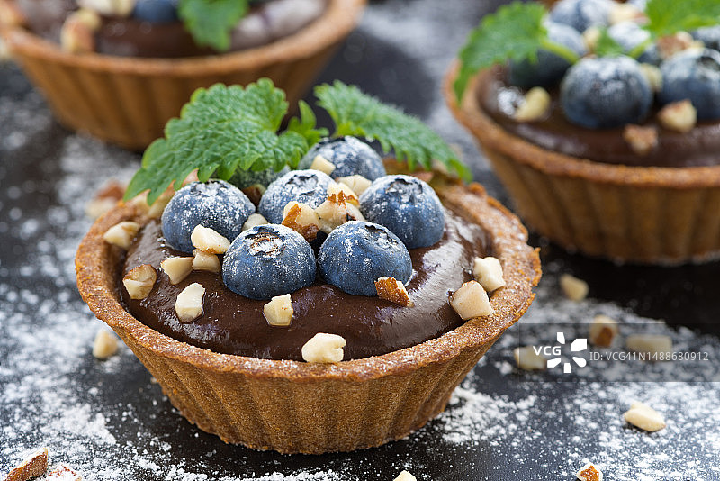 巧克力慕斯蓝莓薄荷挞（特写）图片素材