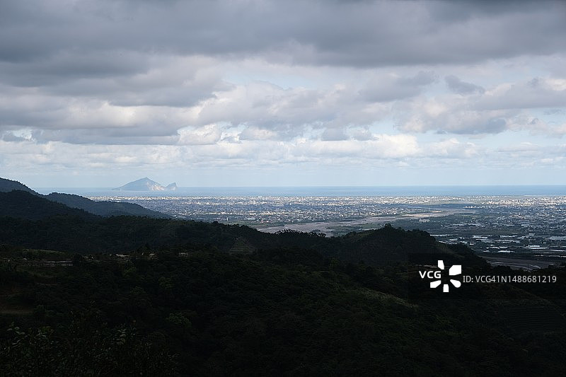 天空下的城市景观高角度视图图片素材