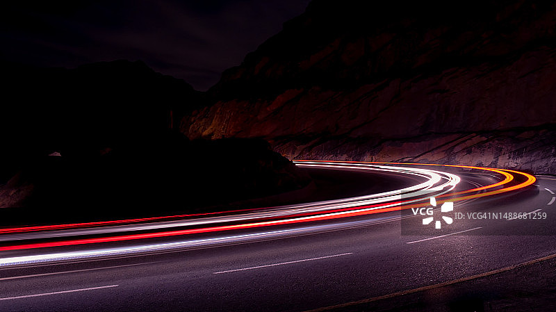 夜间道路上的光轨高角度视图图片素材