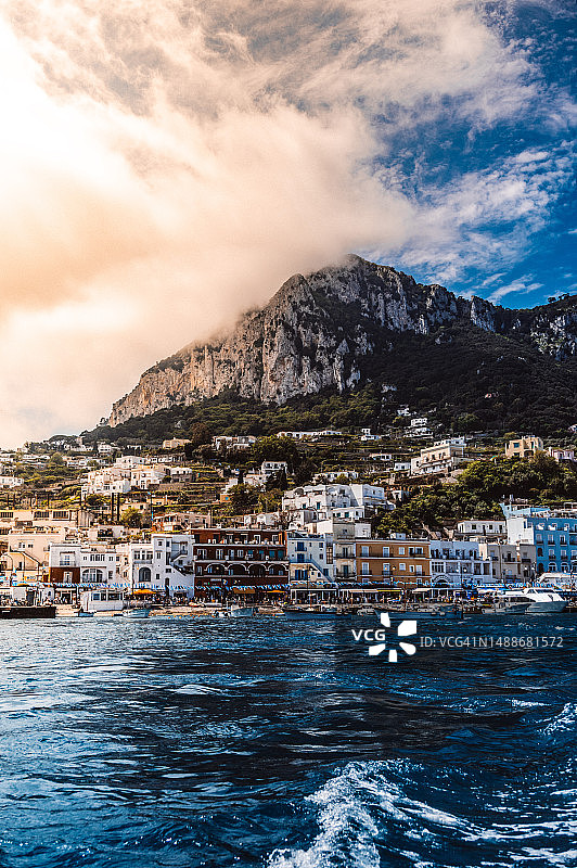 意大利坎帕尼亚卡普里岛的建筑海景图片素材