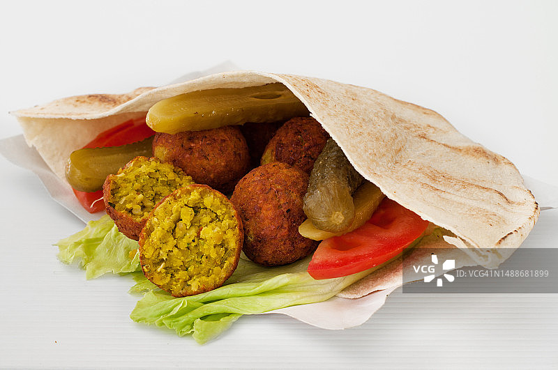 白色背景下的蔬菜炸豆丸子皮塔饼图片素材