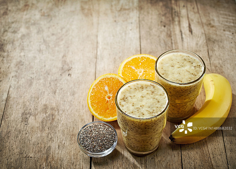 健康的香蕉橙汁奇亚籽冰沙图片素材