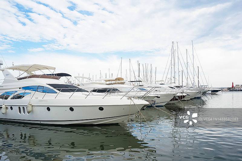 海湾停泊着许多豪华游艇图片素材