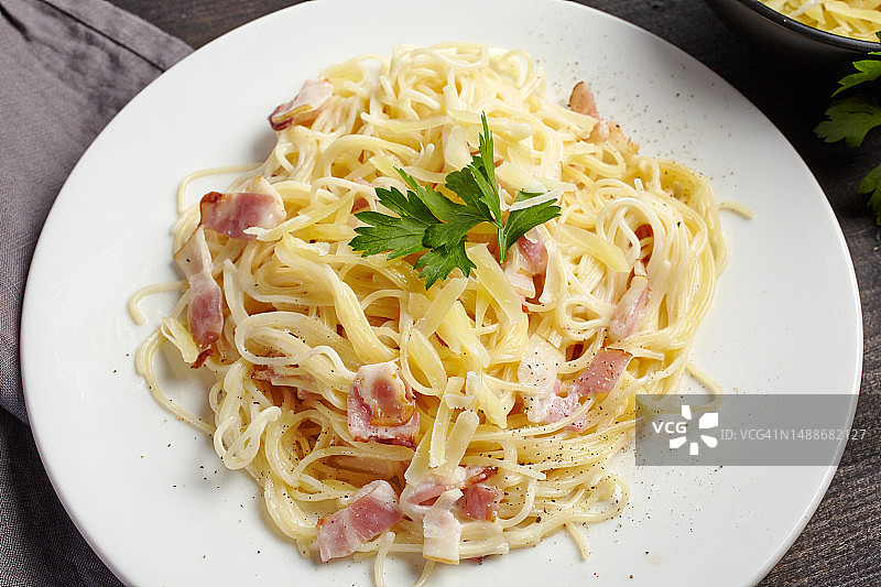 白色盘子里的意式培根蛋面，顶视图图片素材