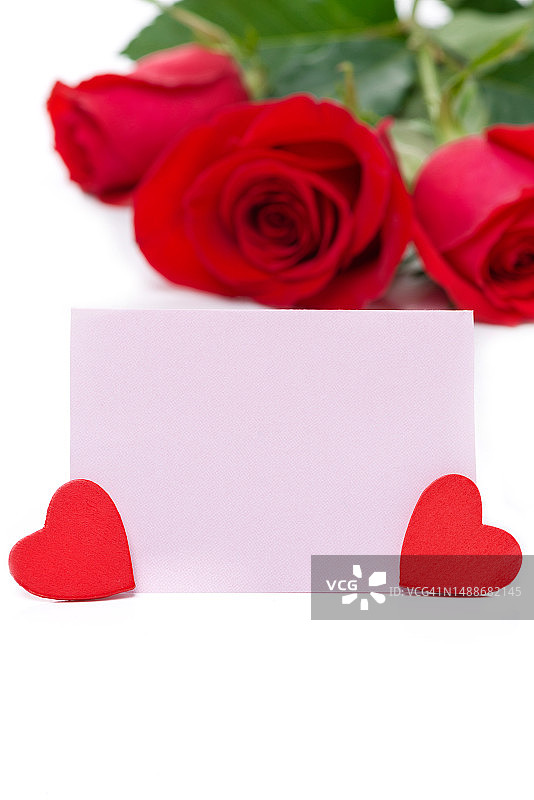 粉色贺卡、红心和红玫瑰，白色背景图片素材