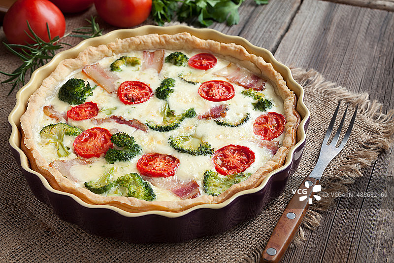 传统法式洛林乳蛋饼，含培根、西兰花、奶酪和番茄图片素材