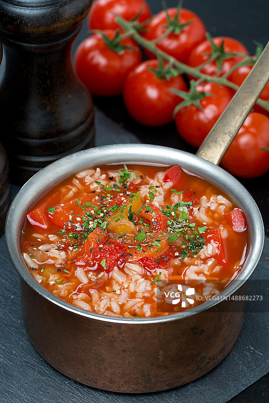 锅中香辣番茄蔬菜汤（竖版）图片素材