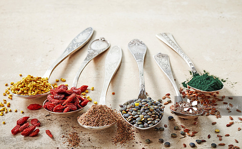 银勺中的各色健康超级食物种子图片素材