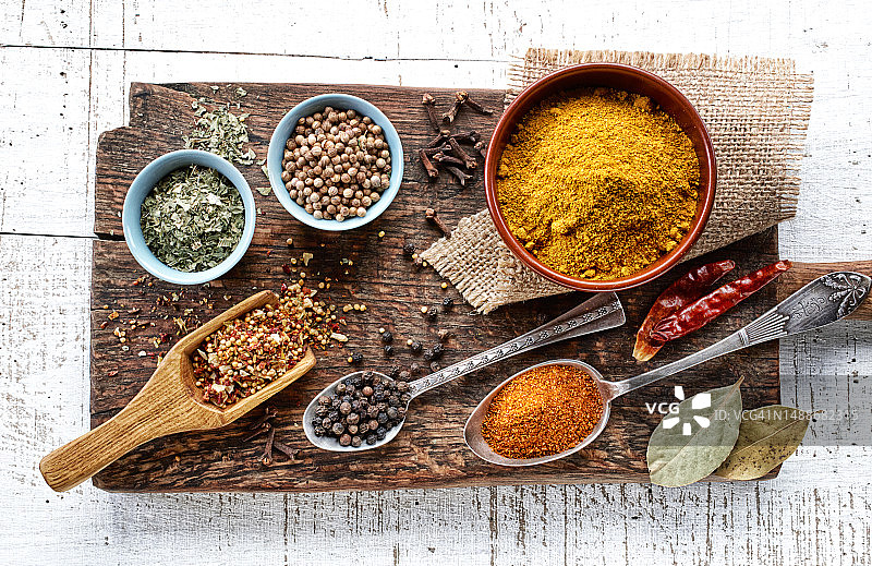 罗马尼亚老木桌上的各种香料图片素材