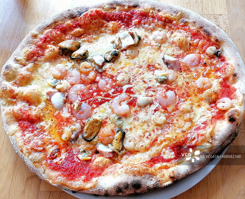 俯视角度拍摄的桌上披萨，德国柏林图片素材