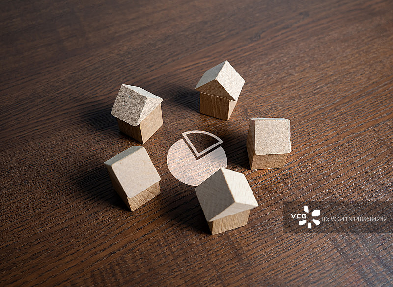 俯视乌克兰桌上的玩具积木图片素材