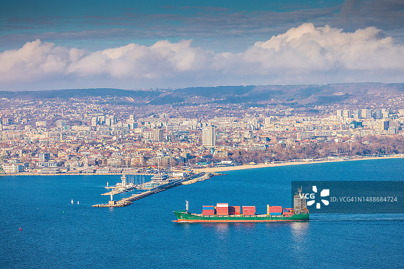 瓦尔纳市全景城市景观，保加利亚黑海航拍全景，海滨地区和小镇图片素材