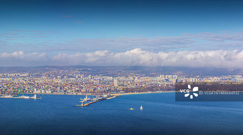 瓦尔纳市全景城市景观，保加利亚黑海航拍全景，海滨地区和小镇图片素材