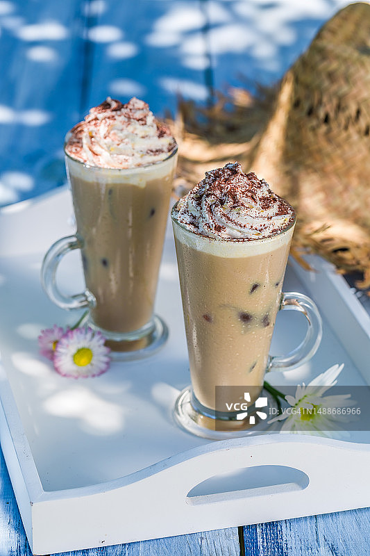 桌子上的饮料特写图片素材