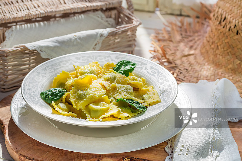 餐盘中意面的俯视图图片素材