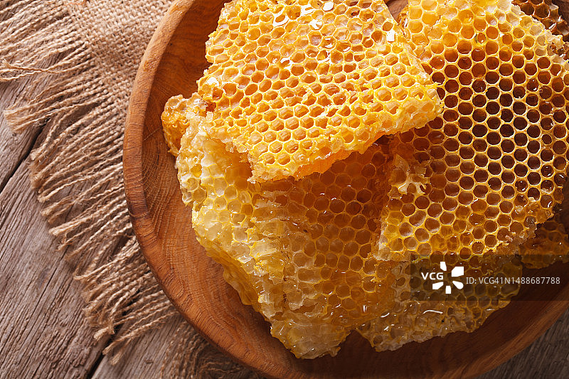 木板上的蜂窝特写图片素材