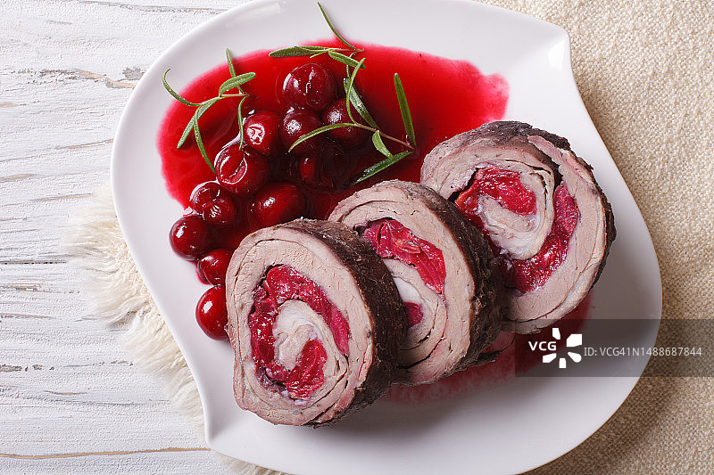 肉卷酿樱桃配酱汁（俯视）图片素材