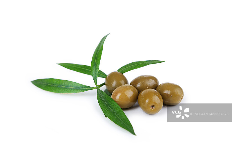 白色背景下的橄榄和叶子特写图片素材
