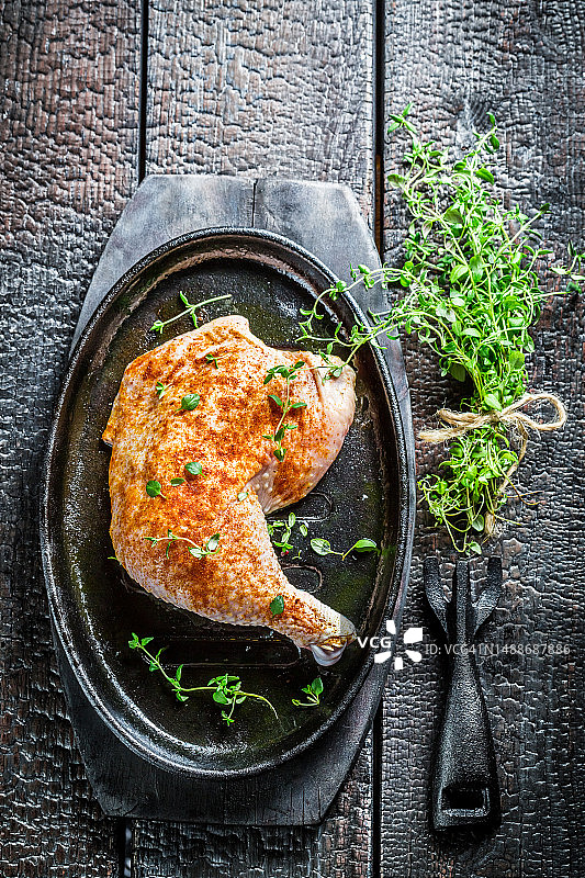 新鲜马郁兰烤鸡块图片素材