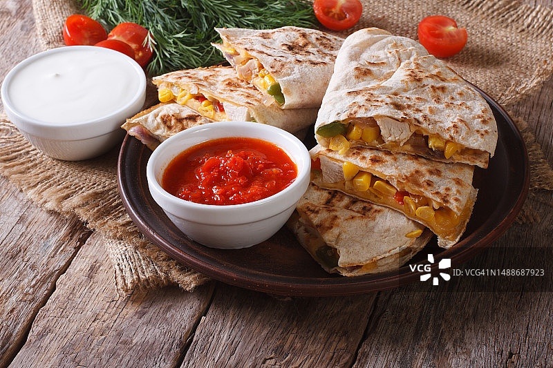 盘子里美味的墨西哥烤饼切片和酱汁特写横图图片素材