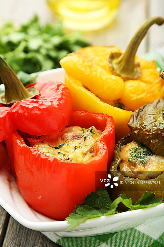 肉、米和蔬菜馅的红色和黄色辣椒图片素材