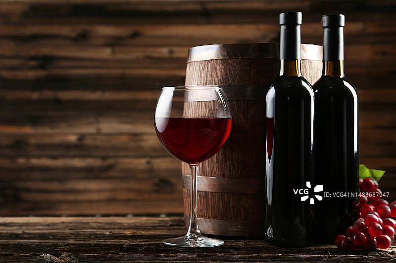 红酒杯、酒瓶与木桶图片素材
