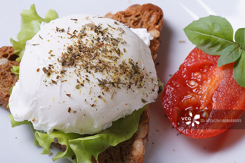水波蛋番茄三明治俯视特写图片素材