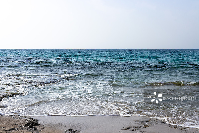 晴朗天空下的海景，纳哈里亚，以色列图片素材