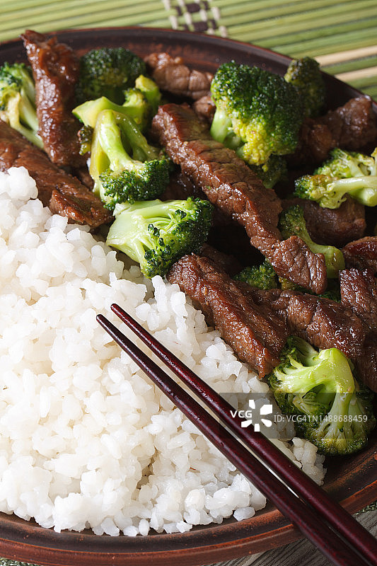 西兰花牛肉饭特写图片素材