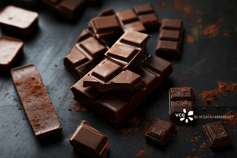 桌子上巧克力棒的俯视图片素材