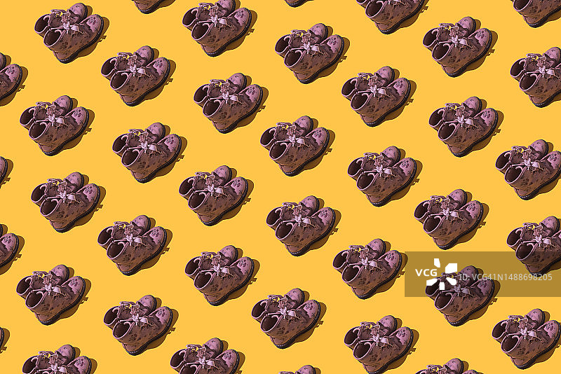 黄色背景上的印花粉色女靴图案图片素材