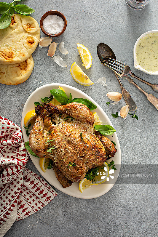 香草蒜香烤全鸡与柠檬图片素材