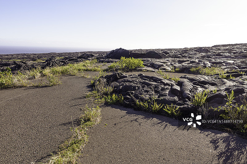 基拉韦厄火山熔岩流摧毁的道路图片素材