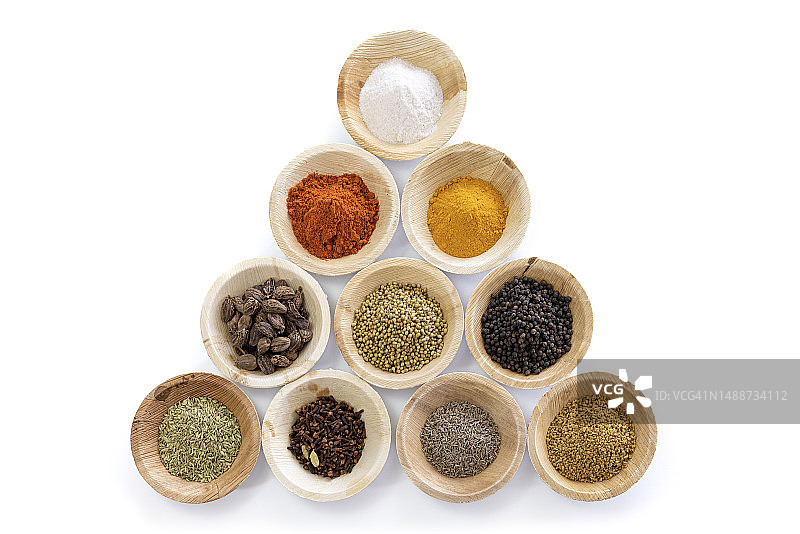 小木碗里的干香料图片素材