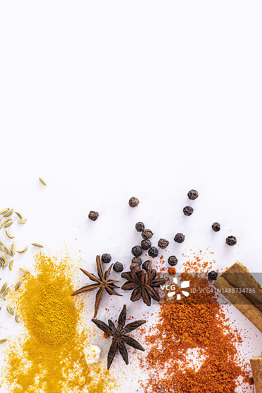 在白色背景下隔离的香料和草药，具有适当的复制空间图片素材